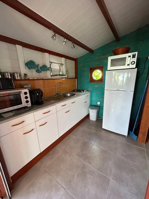 Bungalow, Gite Les Fleurs Du Colibri Bouillante Exteriör bild
