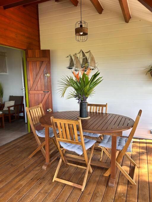 Bungalow, Gite Les Fleurs Du Colibri Bouillante Exteriör bild
